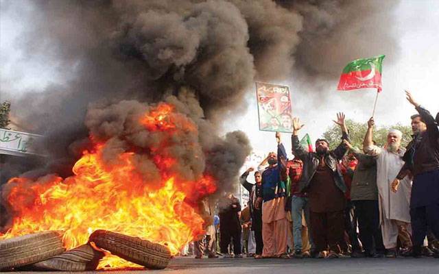 عمران خان کی گرفتاری، کارکنان نے ٹائرجلاکر مال روڈ بلاک کردی 
