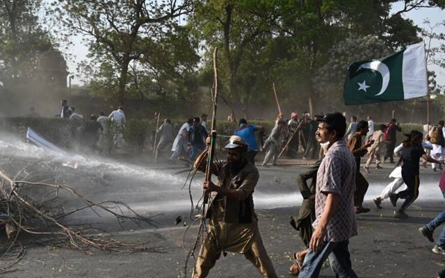  لاہور میں پولیس کی 26 گاڑیوں کو جلایا اور توڑا گیا