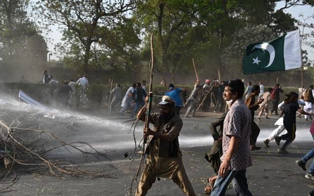  لاہور میں پولیس کی 26 گاڑیوں کو جلایا اور توڑا گیا