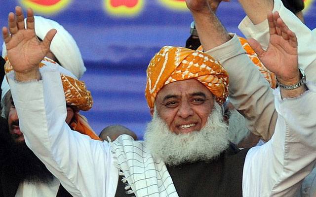  پی ڈی ایم کے سربراہ مولانا فضل الرحمن شاہراہ دستور پرپنڈال میں پہنچ گئے