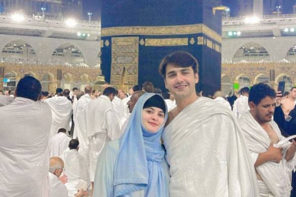 منال خان اور احسن محسن اکرام نے عمرے کی سعادت حاصل کرلی