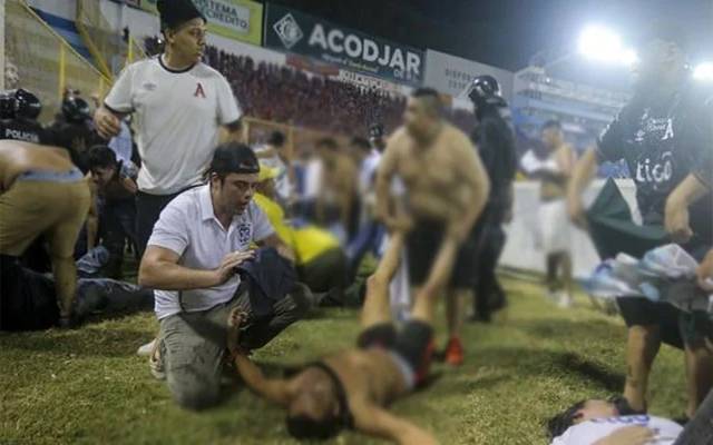  فٹبال اسٹیڈیم میں بھگدڑ مچنے سے 12 افراد ہلاک