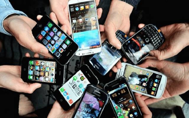  موبائل فونز پر عائد ڈیوٹی میں کمی کئے جانے کی تجویز 