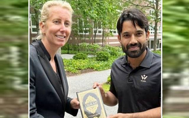 محمد رضوان کا ہارورڈ اسکول میں اپنی استاد کو قرآن مجید کا تحفہ