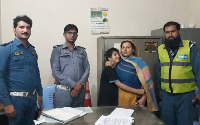 ٹریفک وارڈنز کا شاندار کارنامہ، چند گھنٹوں میں گمشدہ بچے کو ماں سے ملوا دیا 