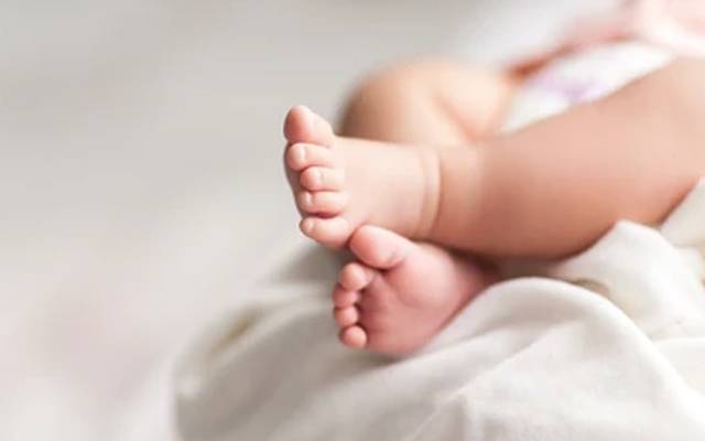  سفاک والدین نے 2گھنٹے کی بچی 3لاکھ میں بیچ دی 