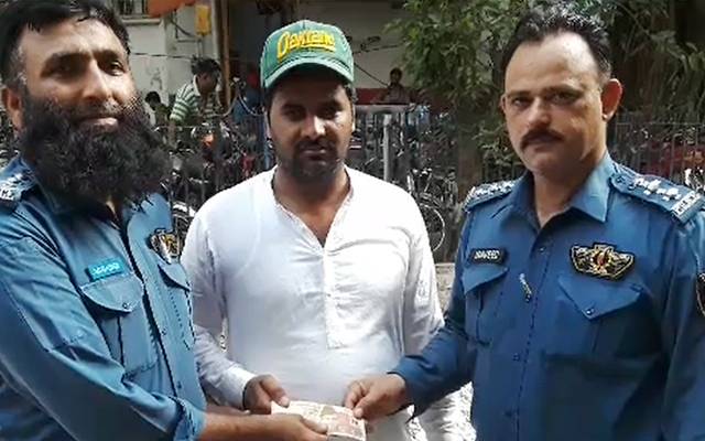 ٹریفک انسپکٹر نے ایمانداری کی اعلیٰ مثال قائم کردی 