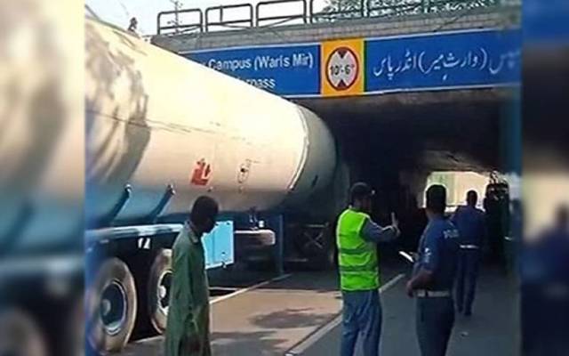 انڈر پاس میں پھنسا ایل پی جی گیس کنٹینر 9 گھنٹےبعد نکال لیا