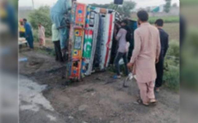 اونٹوں سے بھرا ٹرک الٹ گیا، 3 افراد جاں بحق، 10 زخمی 