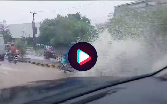 بارش میں وہاب ریاض کی عوام پر پانی اڑانے کی ویڈیو وائرل