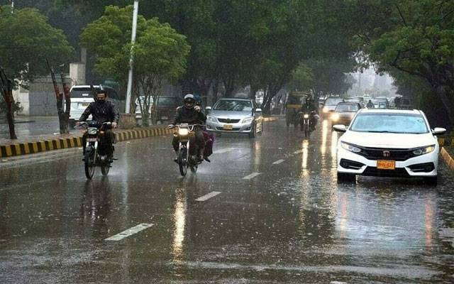  لاہور میں بارش کا سلسلہ جاری، اہم شاہراہیں تالاب کا منظر پیش کرنے لگیں