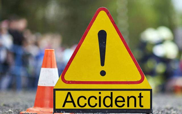 خطرناک ٹریفک حادثہ، تیز رفتار کار لوڈر ٹرک سے ٹکراگئی، 2 افراد جاں بحق 