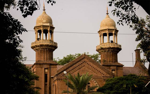  ہائیکورٹ کا ڈیڑھ سو سال پرانا درخت لاغر ہوگیا، اداروں سے مدد کی اپیل 