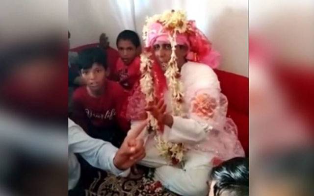 دولہے کو وگ پہننا مہنگا پڑگیا، سسرالیوں نے دھلائی کردی، ویڈیو وائرل 