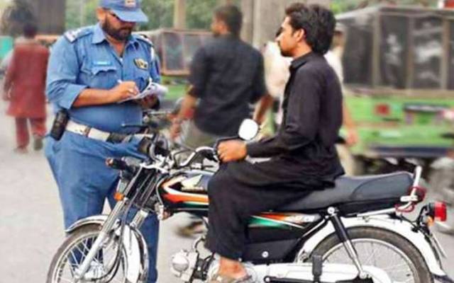 ہیلمٹ نہ پہننے پر 5 ہزار روپے جرمانہ ہوگا، لاہور ہائیکورٹ کا حکم