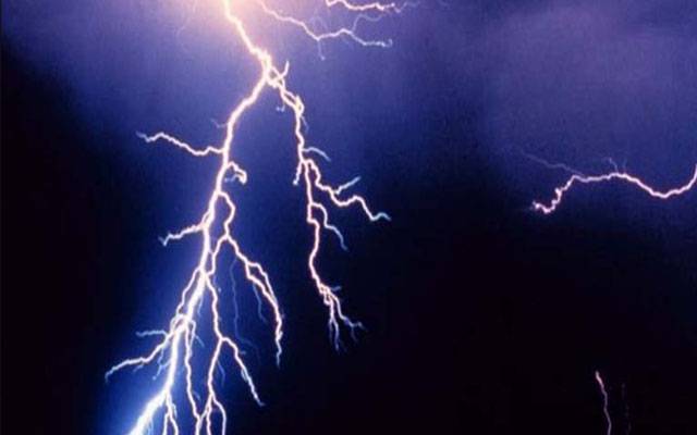 آسمانی بجلی نے خاتون کی زندگی بدل دی  