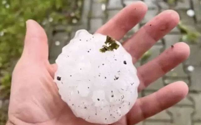  آسمان سے  ٹینس گیند جتنے بڑے اولے گرنے سے 100 افراد زخمی ، ویڈیو وائرل