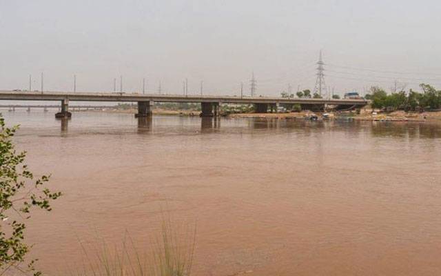 راوی پل سے نوجوان اچانک دریا میں جاگرا