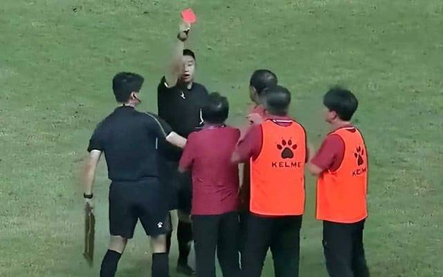چینی فٹبال کوچ نے ریفری کو تھپڑ کیوں مارا؟ وجہ سامنے آگئی 