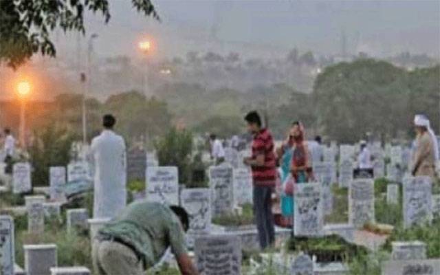 10 محرم الحرام پر لاہوریوں کی بڑی تعداد  شہر خاموشاں پہنچ گئی 