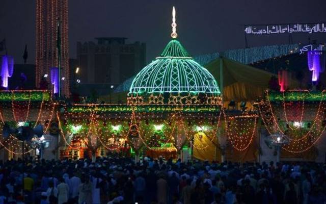  داتا دربار میں خاتون بچے کو چھوڑ کر فرار 