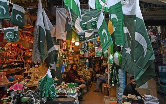 یوم آزادی کی تیاریاں شروع، بازار  سبز پرچم اور جھنڈیوں سے بھر گئے