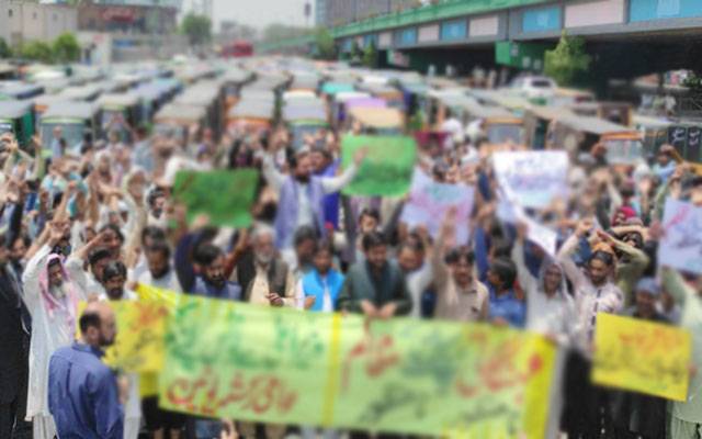 پٹرول کی قیمت میں اضافہ، ملی رکشہ یونین کا پریس کلب کے باہر احتجاج