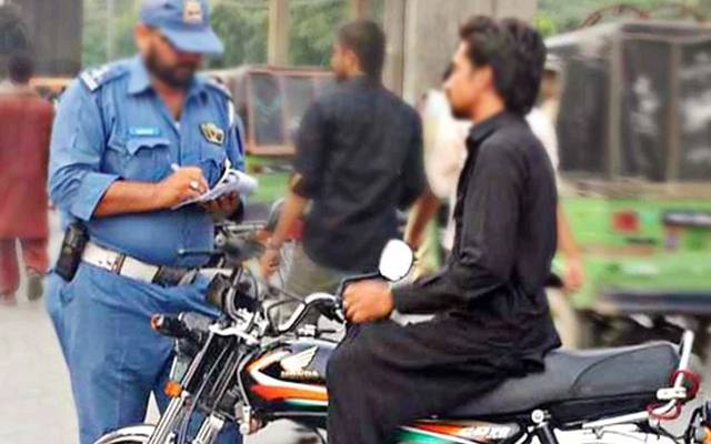  بغیر ہیلمٹ موٹرسائیکل سواروں کےخلاف کریک ڈاؤن