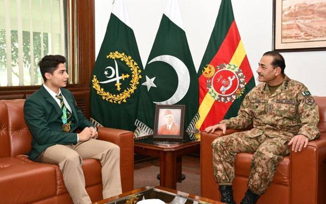 آرمی چیف جنرل عاصم منیر  سے ورلڈ جونیئر اسکواش چیمپئن محمد حمزہ کی ملاقات