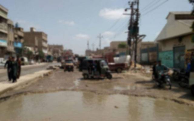 حالیہ بارشوں کے باعث جیل روڈ سروس لین کی سڑک بیٹھ گئی