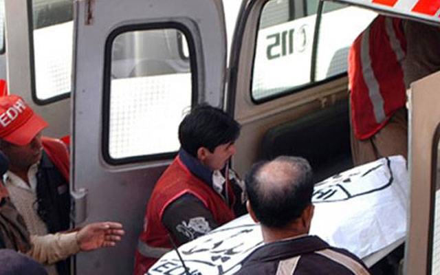  موٹر وے روڈ پر ڈمپر نے کار سوار فیملی کو کچل دیا، باپ موقع پر جاں بحق، ماں، بیٹی زخمی 