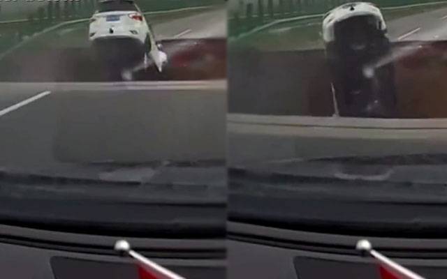 بارشوں سے سڑک پر بننے والے گہرے گڑھے میں گاڑی جاگری، خوفناک ویڈیو سوشل میڈیا پر وائرل