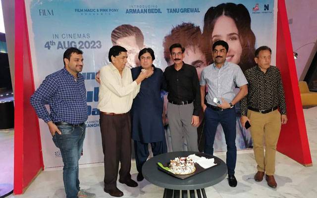انڈین پنجابی فلم ’منڈا ساؤتھ ہال دا‘ کی اسکریننگ،  شیخ عابد رشید کی سالگرہ کا کیک کاٹا گیا