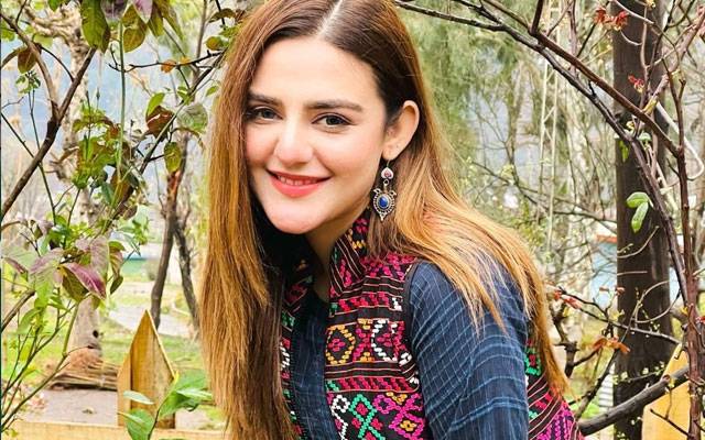  معروف اداکارہ شازیل شوکت کی بلیک ساڑھی پہنے بے باک ویڈیو وائرل، صارفین کی تنقید 