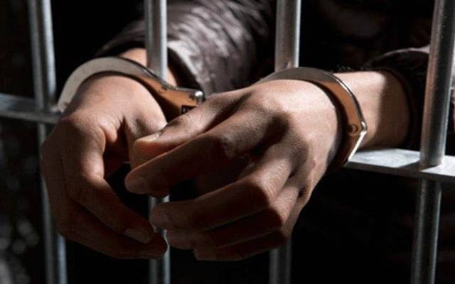 مساج سینٹر پر چھاپہ، تین خواتین سمیت سات افراد گرفتار 