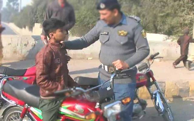 14 اگست سے قبل  کم عمر ڈرائیورز کے خلاف کریک ڈاؤن شروع، 790 موٹرسائیکلیں بند