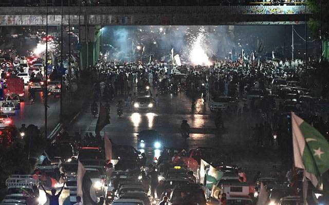 جشن آزادی؛ لاہور کے مختلف مقامات پر شہریوں کا رش لگ گیا