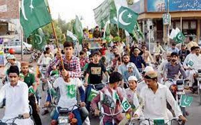  76 واں یوم آزادی؛ لاہور کی سڑکوں پر شہریوں کا جوش و خروش عروج پر