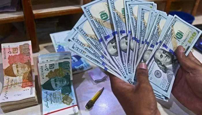 ڈالر کی قیمت میں اضافہ۔۔پاکستانی روپے کی بینڈ بج گئی