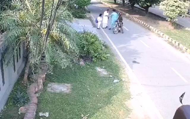 لاہور میں ڈاکو راج برقرار،موٹر سائیکل سوار ڈاکوؤں نے دن دیہاڑے شہری کو لوٹ لیا 