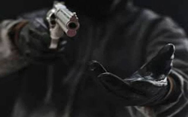 شہر میں ڈاکو راج برقرار، دو ڈاکو دن دیہاڑے کار سوار خاتون کا موبائل فون لے اڑے