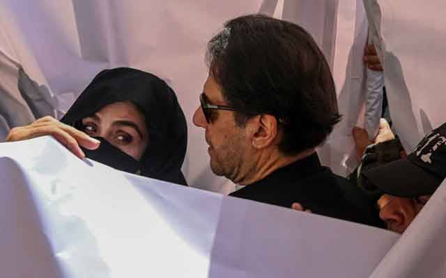 عمران خان کی اہلیہ بشریٰ بی بی نے سپریم کورٹ میں بیان حلفی جمع کرادیا