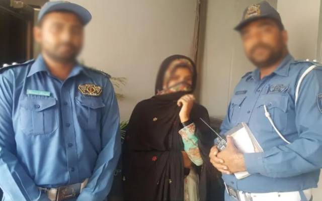  پولیس نے 12سال قبل بچھڑنے والی 20 سالہ لڑکی کو با پ سے ملو ادیا 