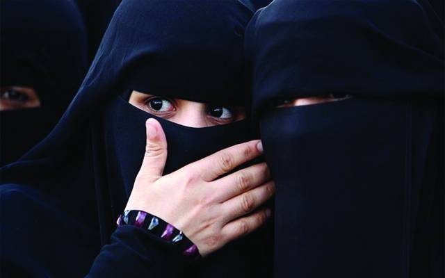  خواتین کے اسکول میں عبایا پہننے  پر پابندی لگانے کا فیصلہ 