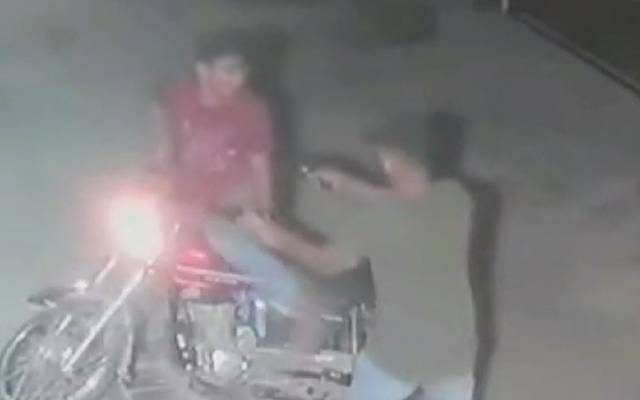 بہن کو اکیڈمی سے لانے والےنوجوان کےسا تھ گھر کی دہلیز پر ڈکیتی