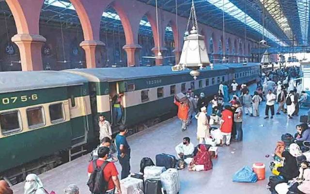  ٹرینیں کئی گھنٹے تاخیر کا شکار ، مسافروں کو شدید اذیت کا سامنا 