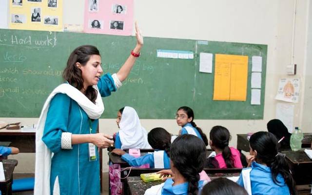 ڈسٹرکٹ ایجوکیشن آفیسر ایلمنٹری فی میل کی ہٹ دھرمی، اساتذہ پریشان