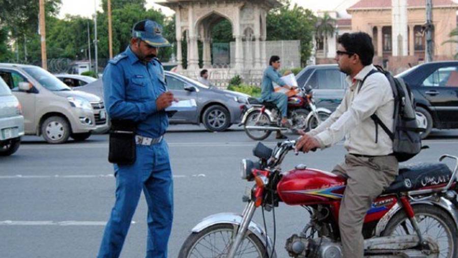 بغیر ہیلمٹ وبغیر ڈرائیونگ لائسنس والے ہوجائیں ہوشیار ،سی ٹی او لاہور کابڑاحکم 