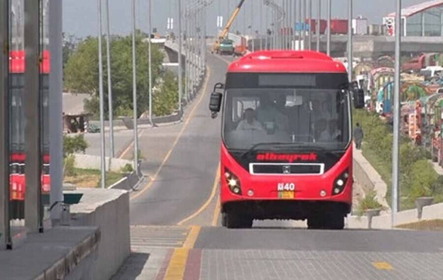 میٹرو بس میں آگ لگ گئی