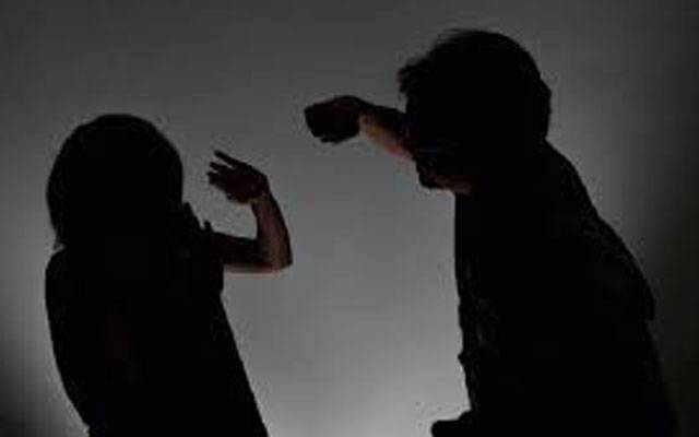  درندہ صفت شوہر بیوی کو مار پیٹ کرگاؤں میں برہنہ پھراتا رہا